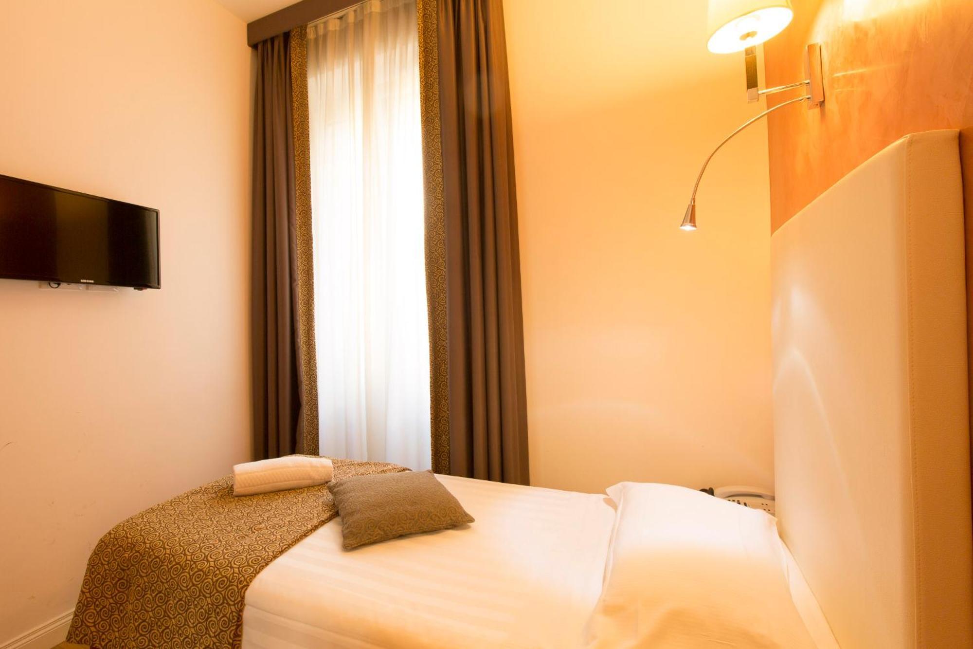 Floris Hotel Rome Room photo